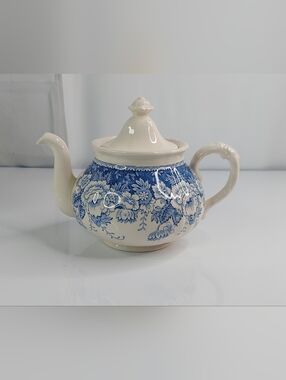 Vintage Mason’s Blue & White Crabtree & Evelyn China Teapot ENGLAND.